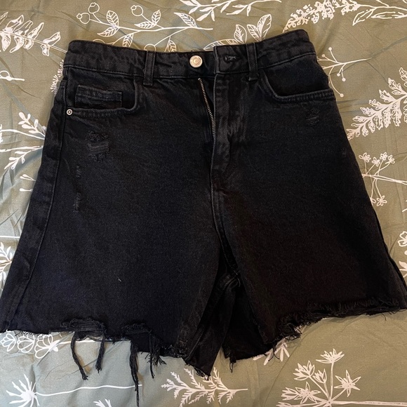 New without tags Zara black ripped high rise denim shorts - Picture 2 of 5